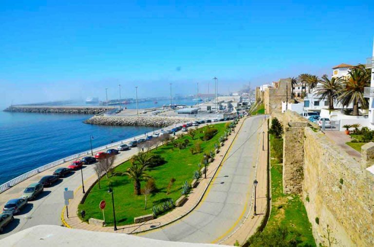 Muralla y puerto. Alquilar o comprar vivienda en Tarifa. Asesoría inmobiliaria