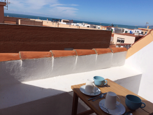 Alquiler de ático por días en Tarifa pueblo con vistas. Alquiler vacacional. Terraza. Tarifa inmobiliaria.