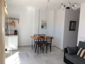 Alquiler de apartamento por días en Tarifa pueblo con vistas. Alquiler vacacional. Salón comedor. Tarifa inmobiliaria.